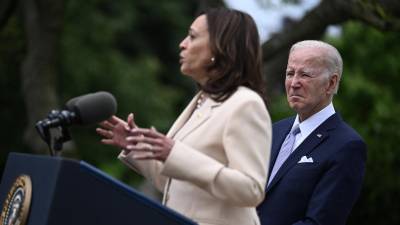 Kamala Harris, vicepresidenta de Estados Unidos, emite un discurso mientras el presidente Joe Biden observa.