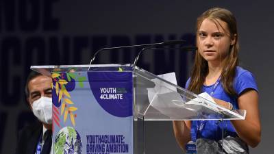 La activista climática sueca Greta Thunberg pronuncia un discurso durante la sesión plenaria de apertura del evento Youth4Climate el 28 de septiembre de 2021 en Milán.