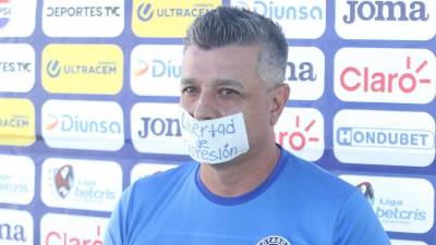 Diego Vázquez no brindó declaraciones este jueves y solo se presentó para posar con la boca tapada ante los medios de comunicación.