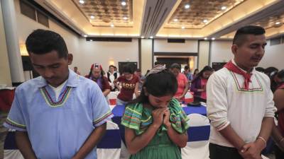 Indígenas hondureños realizan un ritual a la madre tierra en Tegucigalpa (Honduras).