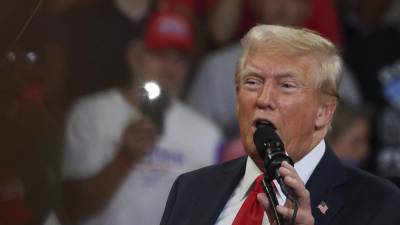 Trump tacha al candidato a vicepresidente demócrata de “izquierdista radical”.