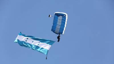 Vista de uno de los paracaídistas que cayeron en el Estadio Nacional.