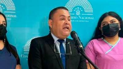 “Es una represalia porque no votamos como ellos quieren”: Carlos Umaña