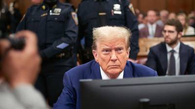 Trump asistió a la audiencia de este martes en el juicio en su contra por el caso de los supuestos sobornos a una actriz.