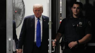 Trump se encuentra en el tribunal de Nueva York para escuchar el veredicto en su contra.