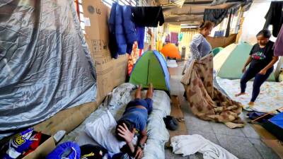 Migrantes se albergan en las estaciones del fallido Trans 450