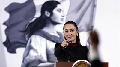 La presidenta de México, Claudia Sheinbaum, reacciona durante una rueda de prensa este lunes, en el Palacio Nacional de la Ciudad de México.