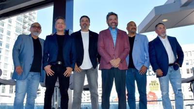 La banda Intocable posa durante una rueda de prensa en el Museo del Grammy, este martes en Los Ángeles (Estados Unidos).