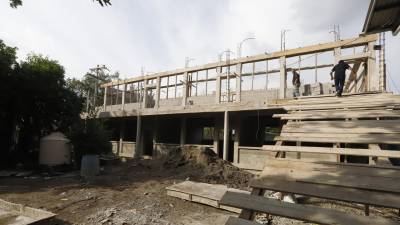 El módulo debía ser terminado a finales de este mes, pero las obras se pararon el 30 de diciembre por el cableado de un poste que representa un peligro para obreros y escolares.