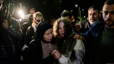 Israel liberó a la activista palestina Ahed Tamimi en el último intercambio de rehenes con Hamás.