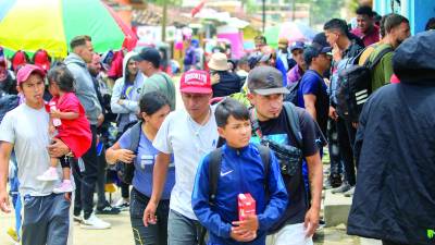 Además de que el flujo migratorio es alto, los extranjeros suelen pasar varios días antes de partir, pues aprovechan a trabajar algunas semanas para recoger dinero. Los indocumentados viajan solos o en familias, con sus niños y mayores.