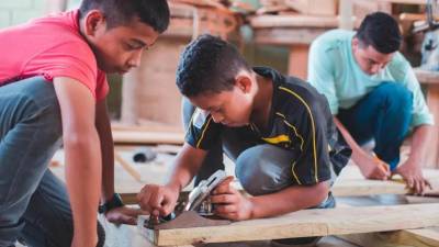 Fue en 2018, cuando de manera empírica, los pequeños y adolescentes de Amor y Vida decidieron emprender en el mundo de la carpintería.