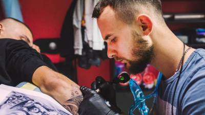 Las personas alérgicas, con piel sensible, rosácea y otros problemas deben tener precaución antes de tatuarse.