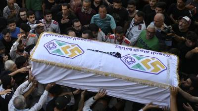 Integrantes del círculo al imán Al Mahdi llevan el féretro de Amira Fadlallah, que murió junto a su hermano por el ataque aéreo israelí sobre Beirut, durante el entierro celebrado el último miércoles de julio en la capital libanesa.