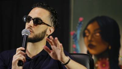 El rapero, compositor, cantautor y actor español C. Tangana habla en una rueda de prensa durante el Festival Internacional de Cine de Guadalajara, en Jalisco (México).