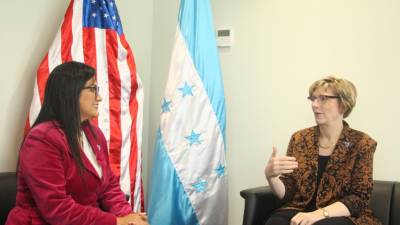 Laura Dogu, embajadora de Estados Unidos, y Sua Martínez, titular de la CICESCT.