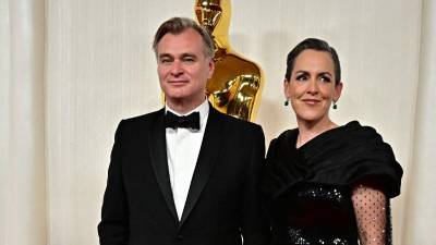 Christopher Nolan, director de la premiada película ‘Oppenheimer’, y su esposa Emma Thomas.