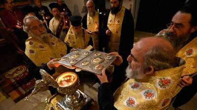 El patriarca greco-ortodoxo Teófilo III y el arzobispo anglicano de Jerusalén Hosam Naoum consagraron el aceite para ungir a Carlos III en la Iglesia del Santo Sepulcro, donde los cristianos creen que fue enterrado Jesús.