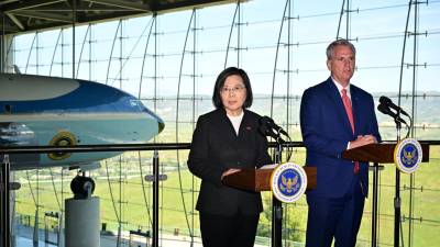 El líder republicano de la Cámara Baja de EEUU, Kevin McCarthy, junto a la presidenta taiwanesa Tsai Ing-wen en California.