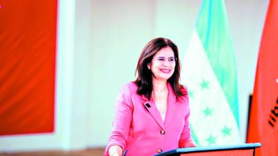 La ley le faculta a Rixi Moncada que renuncie seis meses antes de las generales, que son el 30 de noviembre de 2025.