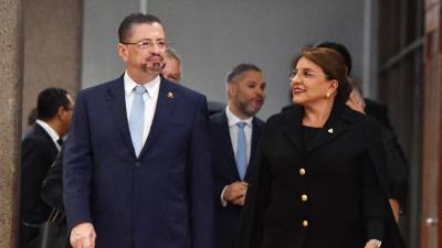 Presidente de Costa Rica, Rodrigo Chaves junto a la presidenta de Honduras, Xiomara Castro.