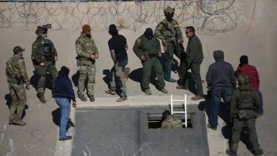 Autoridades de seguridad de México y Estadios Unidos, resguardan la zona donde se localizó un túnel clandestino en la frontera de Ciudad Juárez en Chihuahua (México).