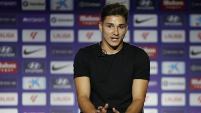 Julián Álvarez fue presentado este viernes como nuevo jugador del Atlético de Madrid.
