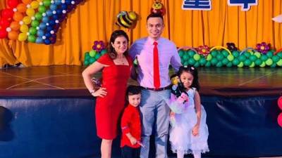 Yuliana Hinestroza junto a su esposo Carlos Amaya y dos de sus hijos en un centro educativo de Taiwán. El matrimonio de hondureños tiene tres hijos y viven en Taipéi desde hace 18 años.