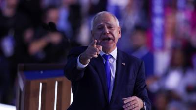 El gobernador de Minnesota y candidato demócrata a la vicepresidencia, Tim Walz, reacciona ante la audiencia durante la tercera noche de la Convención Nacional Demócrata (DNC) en el United Center en Chicago, Illinois, EE.UU., este 21 de agosto de 2024. EFE/EPA/Justin Lane