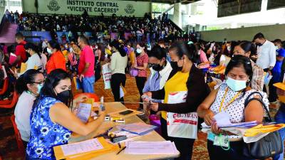 Ayer cientos de profesores llegaron al Central Vicente Cáceres a dejar sus documentos.