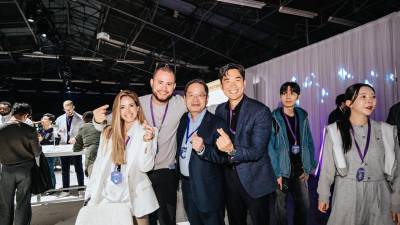 El pasado 25 de febrero, Samsung Electronics celebró el Galaxy Unpacked 2026 en la ciudad de San Francisco. Durante este esperado evento se presentó la serie Galaxy S26 y también los Galaxy Buds4. En el Unpacked se subrayó el compromiso de Samsung de integrar Galaxy AI más profundamente en las experiencias diarias.En la imagen: La creadora de contenido Carolina Sandoval junto con el influencer Marciano Tech, el Presidente y CEO de Samsung Electronics Latinoamérica, HS JO y Dari So, mejor conocido en las redes sociales como Koreanytico, famoso creador de contenido de origen costarricense.