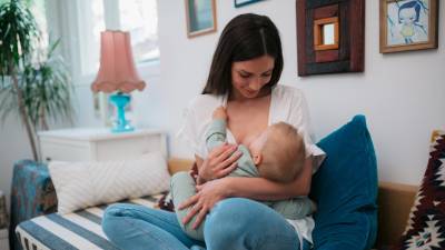 La lactancia no solo permite que los niños se desarrollen mejor, sino también crean un vínculo único y de protección con la madre.
