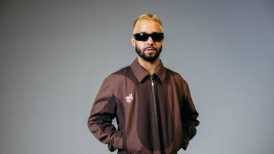 Fotografía cedida por Rimas Music del artista puertorriqueño Mora durante una sesión fotográfica.