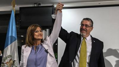 Arévalo celebró su triunfo electoral junto a la vicepresidenta Karin Herrera.