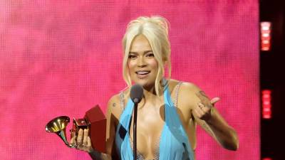 La colombiana Karol G posa con sus galardones.