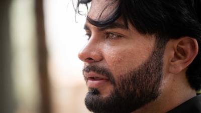 En una funeraria en Caracas, Lenin Peña, Míster Universo Venezuela 2025, despidió este domingo a su novio, cuyo cuerpo encontró tras una búsqueda de diecisiete días entre los escombros del edificio donde vivían juntos, en la devastada región costera de La Guaira, y que colapsó por el doble terremoto del pasado 24 de junio.