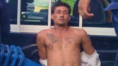 Óscar Alberto Lara Rivera en una patrulla de la Policía tras ser recapturado.