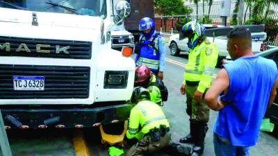 <b>Los policías municipales se trasladan en motocicletas buscando poner orden en el centro, aquí inmovilizan un vehículo.</b>