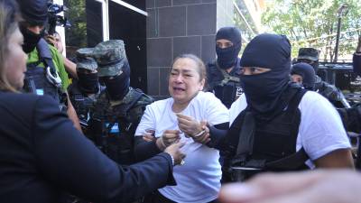La exministra de Finanzas de Honduras Rocío Tábora fue trasladada a las instalaciones de Medicina Forense en Tegucigalpa para realizarse exámenes médicos de rutina tras dictársele ayer detención judicial en un juzgado de esa ciudad.