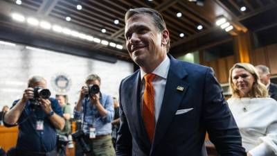 El fiscal general interino de Estados Unidos, Todd Blanche, se retira para un receso durante su testimonio ante el Comité Judicial del Senado, en el marco de su audiencia de confirmación, en el edificio Hart del Senado, en Washington (EE.UU.)