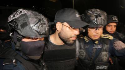 Un juez emitió este miércoles una orden de detención en contra del estadounidense Gilbert Reyes, acusado de la muerte de tres hondureñas en enero pasado en la isla de Roatán, en el Caribe de Honduras, informó una fuente judicial.