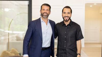 El presidente de El Salvador, Nayib Bukele, junto a Donald Trump Jr., el hijo mayor del expresidente estadounidense.