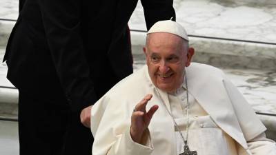 El Papa Francisco saluda tras una audiencia en el Vaticano.