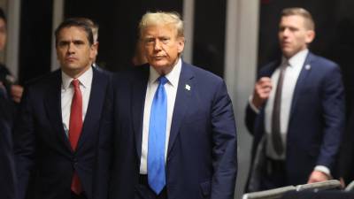 Trump llegó al tribunal junto a su equipo de abogados para los alegatos iniciales de la defensa y la Fiscalía.