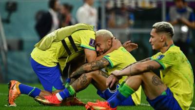 Neymar y sus compañeros de Brasil rompieron en llanto tras la eliminación del Mundial.