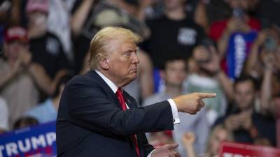 El candidato presidencial republicano, el expresidente estadounidense Donald J. Trump, celebra su primer mitin público de campaña con su compañero de fórmula, el candidato a la vicepresidencia, el senador estadounidense J.D. Vance.