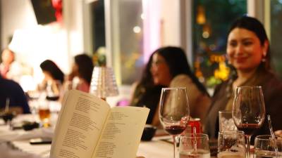 El evento <b>Maridaje de Letras, Vinos y Tapas</b> reunió a amantes de la cultura y la buena mesa con un objetivo que trasciende el placer de los sentidos: apoyar a la <b>Asociación Rodríguez de Vera – Adulto Mayor</b>, impulsando su Programa Banco Nacional de Pañales Desechables, una iniciativa que dignifica la vida de cientos de personas de la tercera edad.