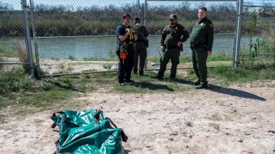 Bomberos de Eagle Pass recuperan el cuerpo de un migrante que se ahogó al intentar cruzar el río Bravo.