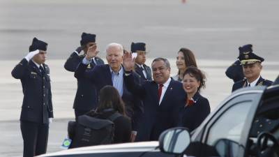 El presidente de EEUU, Joe Biden (ci), acompañado del presidente del Consejo de Ministros de Perú, Gustavo Adrianzén (cd), a su llegada a la Base Aérea del Callao en Lima (Perú).