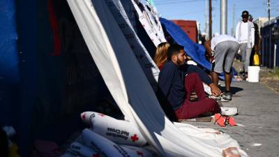Cientos de migrantes duermen en las calles de El Paso tras la saturación de los refugios en la ciudad.